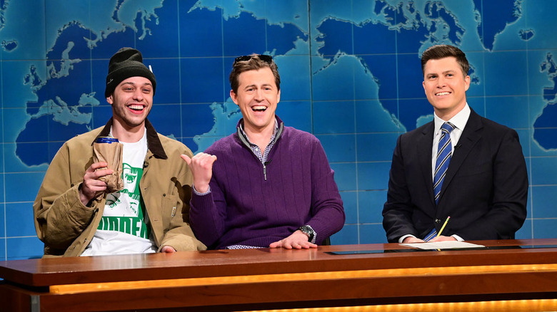 Pete Davidson, Alex Moffat et Colin Jost rient lors de la mise à jour du week-end