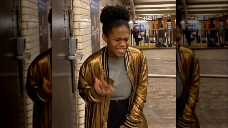 Juste Sam chantant dans la station de métro