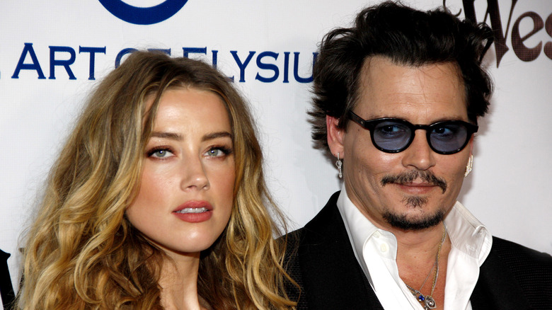 Amber Heard et Johnny Depp posent