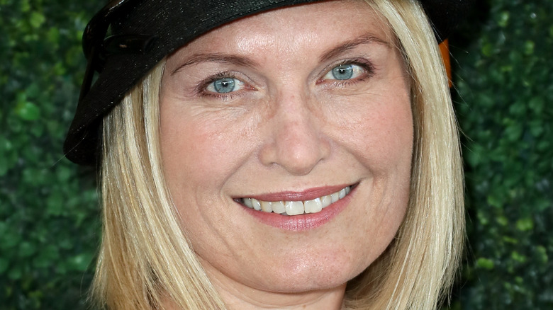 Tosca Musk porte un chapeau noir