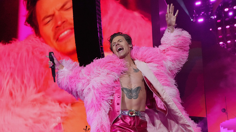 Harry Styles en boa rose à Coachella 2022