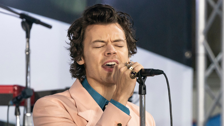 Harry Styles en costume pêche sur scène