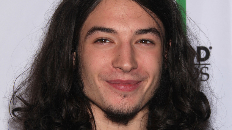 Les cheveux longs d'Ezra Miller