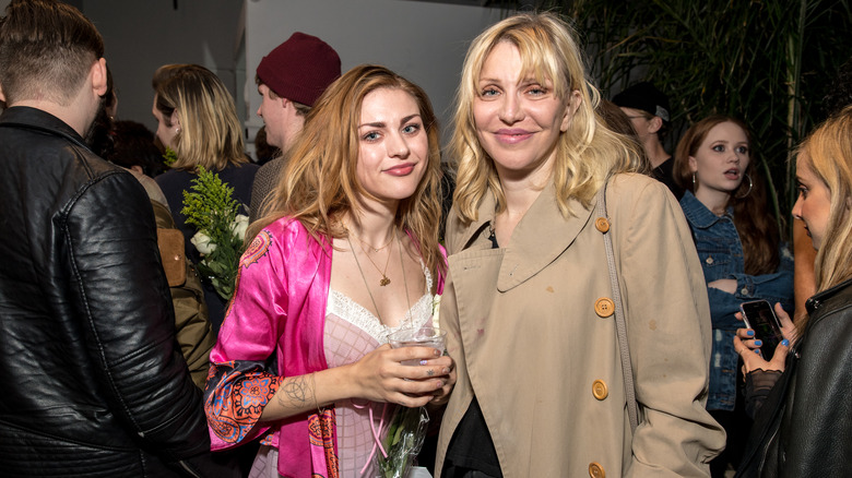 Frances Bean Cobain (L) et Courtney Love assistent au lancement et à l'ouverture du magasin 