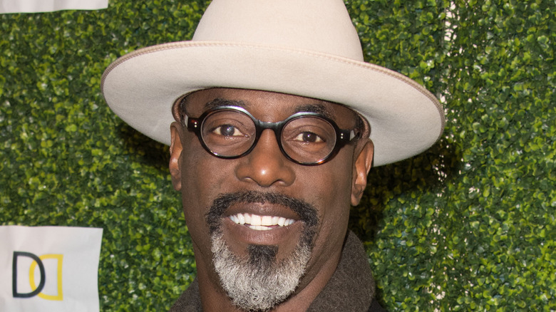 Isaiah Washington portant un chapeau 