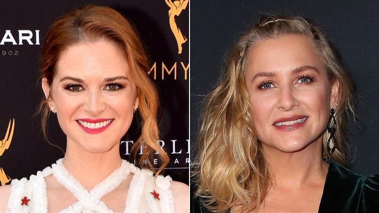 Sarah Drew souriante, à gauche ; Jessica Capshaw souriante, à droite