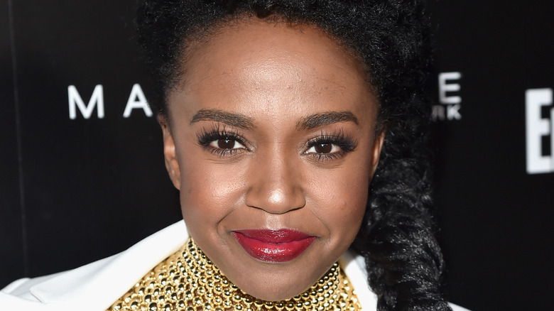 Jerrika Hinton souriant