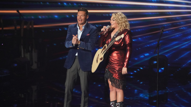 Ryan Seacrest et HunterGirl sur la scène finale d'American Idol