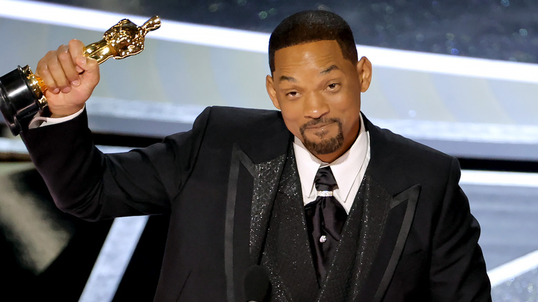 Will Smith posant avec un prix