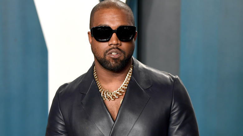 Kanye West, portant des lunettes de soleil