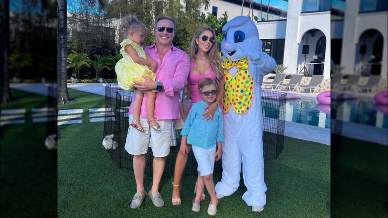 Lenny et Lisa Hochstein à l'événement de Pâques avec des enfants