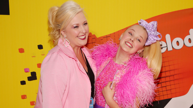 JoJo Siwa et Jessalynn Siwa sourient