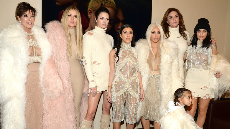 Les Kardashian posent pour une photo 