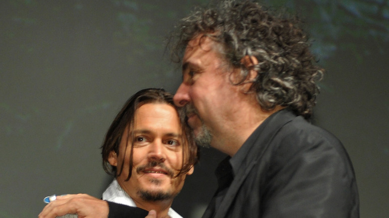 Tim Burton Johnny Depp étreignant