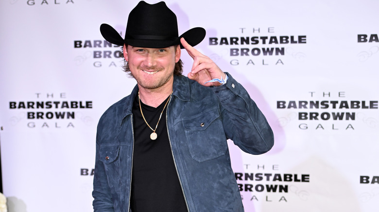 Morgan Wallen posant sur le tapis rouge