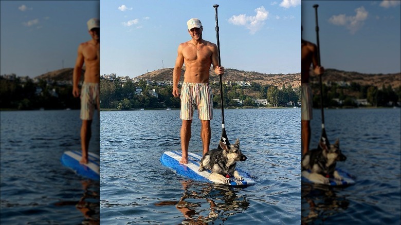 Colton Underwood pose sur un paddle 