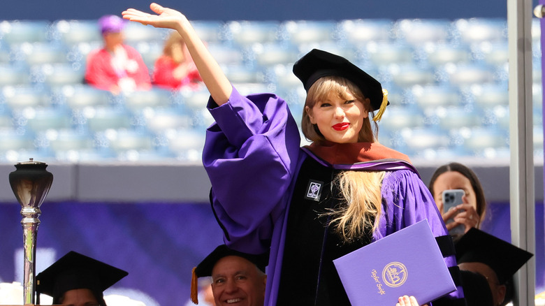 Taylor Swift reçoit son doctorat honorifique