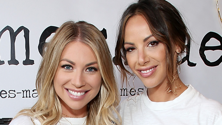 Stassi Schroeder et Kristen Doute sourient