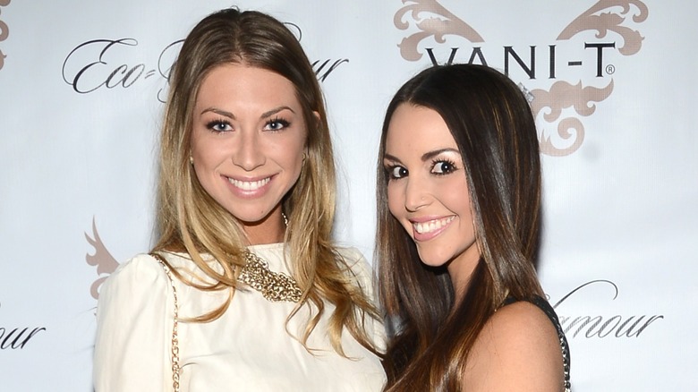 Stassi Schroeder et Scheana Shay sourient