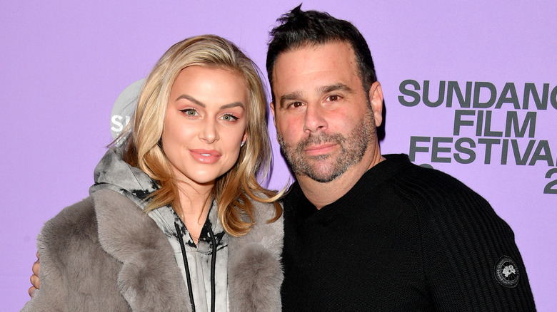 Lala Kent et Randall Emmett posent