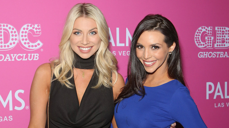 Stassi Schroeder et Scheana Shay sourient