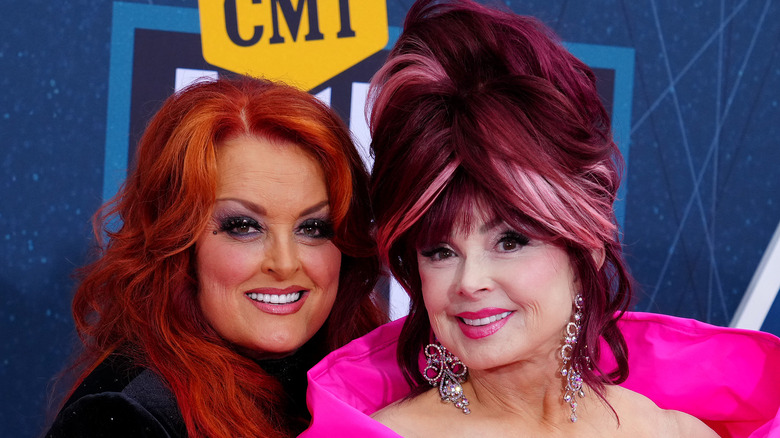 Wynonna et Naomi Judd sourient