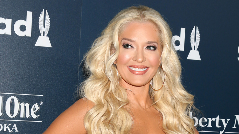 Erika Girardi souriante aux GLAAD Awards