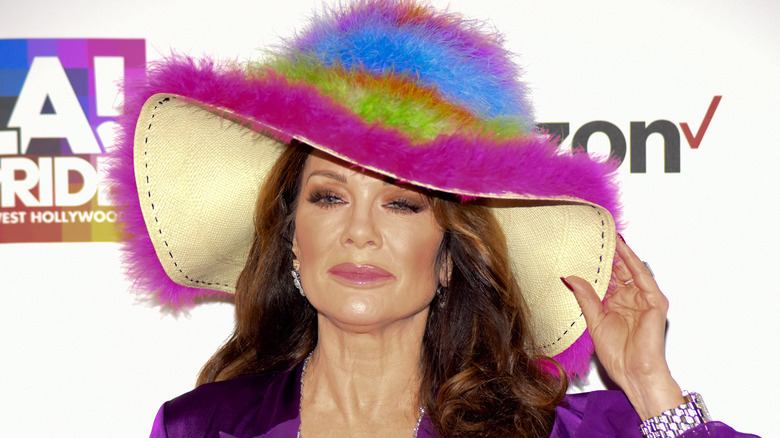 Lisa Vanderpump dans un chapeau arc-en-ciel flou