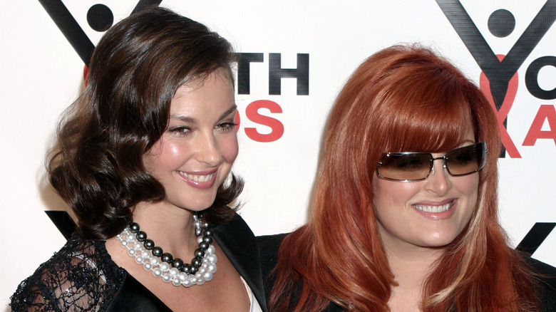 Ashley Judd souriant avec Wynonna Judd