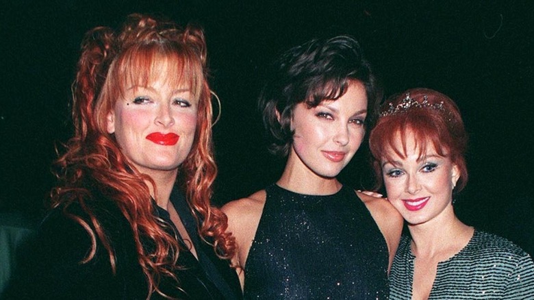 Wynonna Judd, Ashley Judd et Naomi Judd sur le tapis rouge