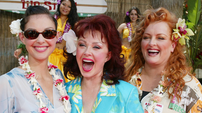 Ashley Judd, Naomi Judd et Wynonna Judd rient