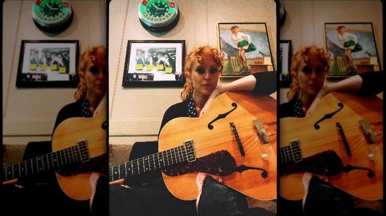 Rumer Willis tenant une guitare