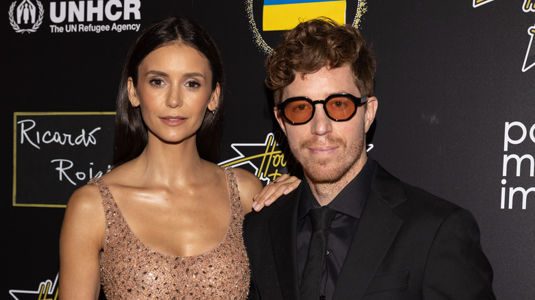 Nina Dobrev et Shaun White posent au gala With Love For Peace