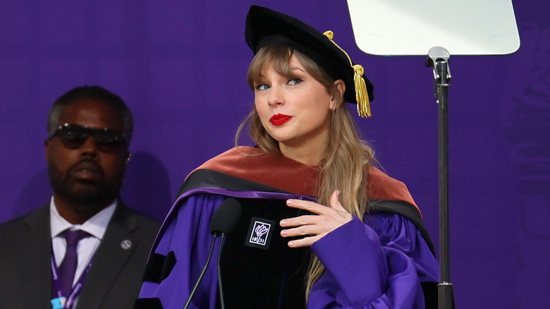 Taylor Swift prononce un discours d'ouverture à la remise des diplômes de NYU 2022