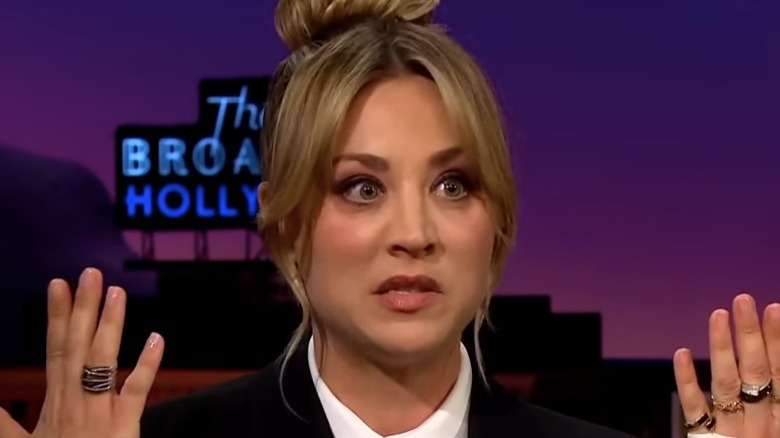 Kaley Cuoco rend visite à James Corden le 24 mai 2022