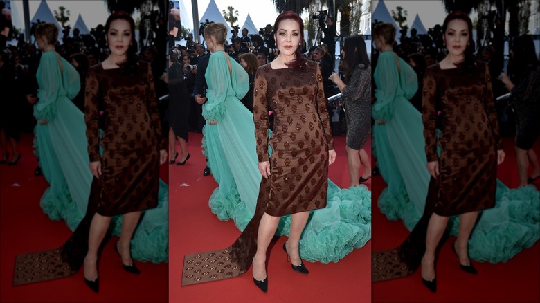 Priscilla Presley posant en robe marron à Cannes