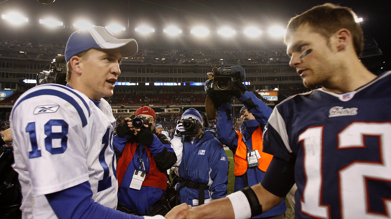 Peyton Manning et Tom Brady parlant après un match