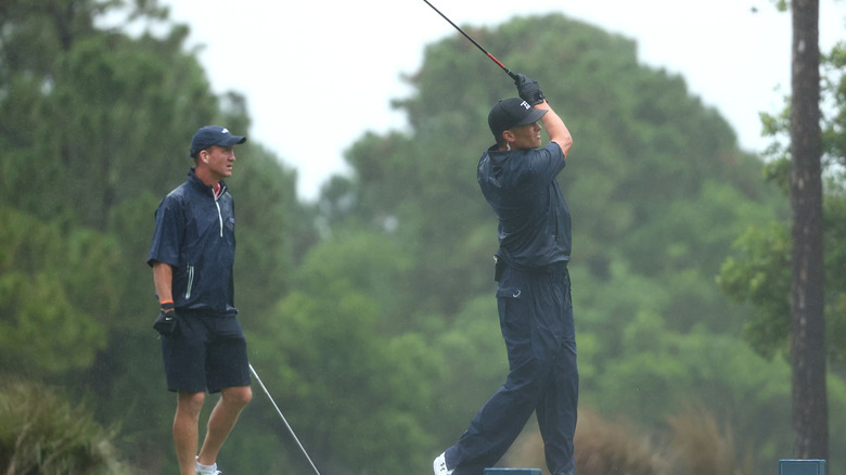 Peyton Manning et Tom Brady jouent au golf