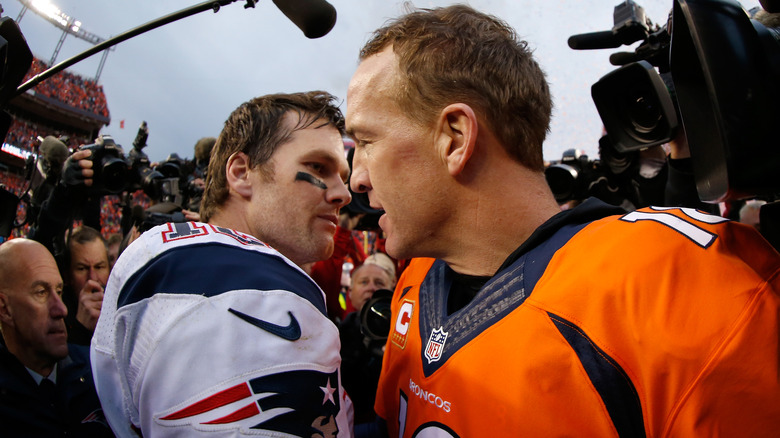 Tom Brady et Peyton Manning après un match