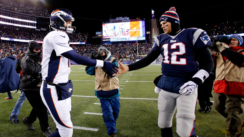 Peyton Manning et Tom Brady se serrent la main sur le terrain