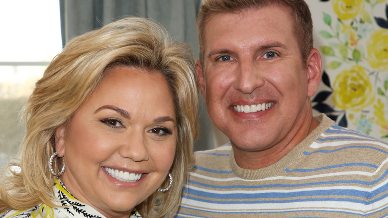 todd et julie chrisley posant pour les caméras 