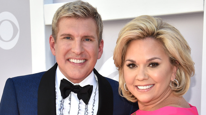 todd et julie chrisley sur le tapis rouge 