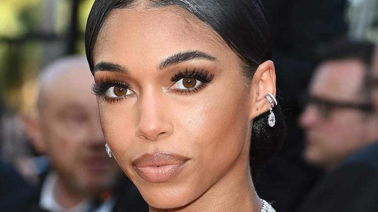 Lori Harvey posant