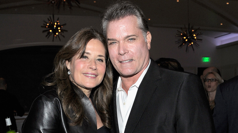 Ray Liotta et Lorraine Bracco posent 