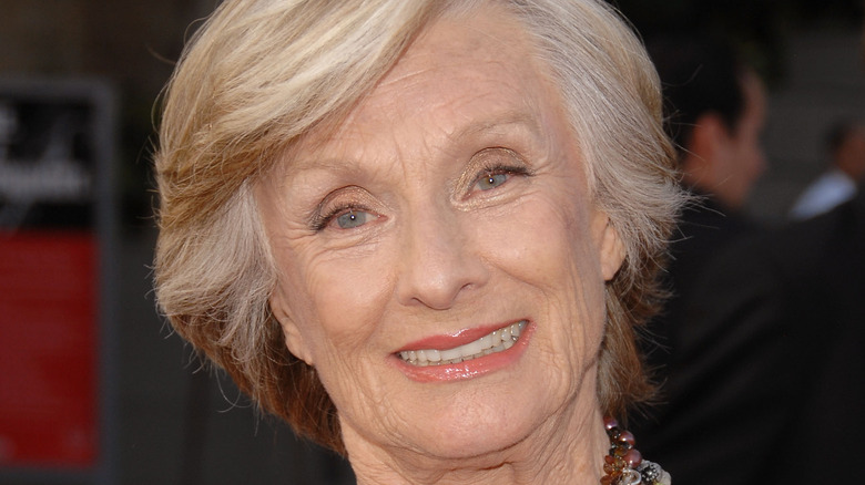 Cloris Leachman penche la tête