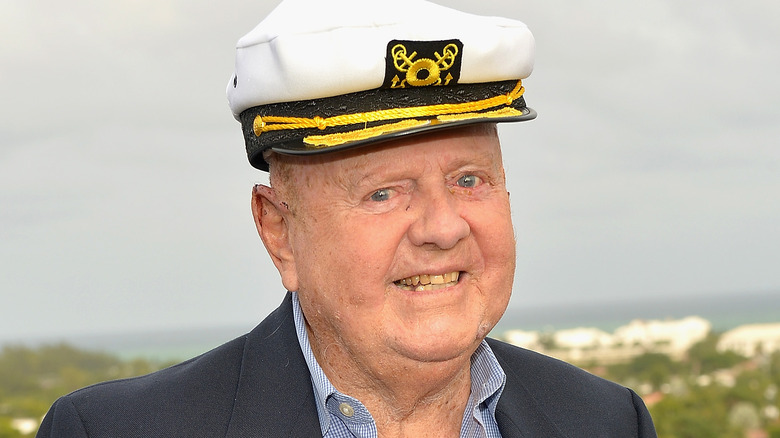 Dick Van Patten avec chapeau marin