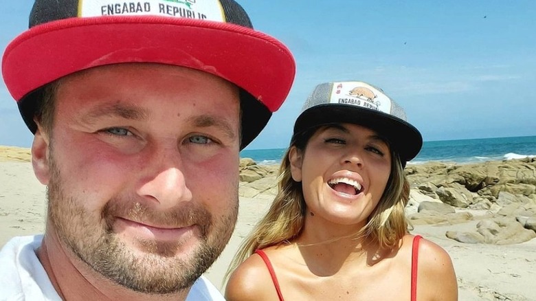 Corey et Evelin en selfie sur la plage