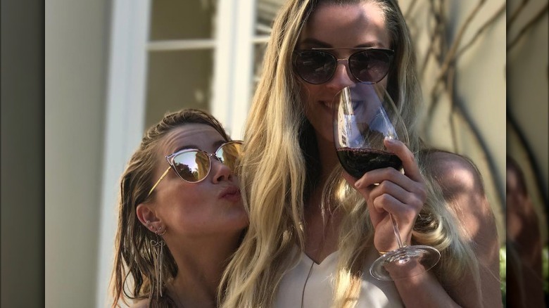 Whitney Henriquez et Amber Heard dans un selfie 