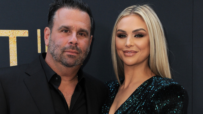 Lala Kent avec son ex Randall Emmett posant