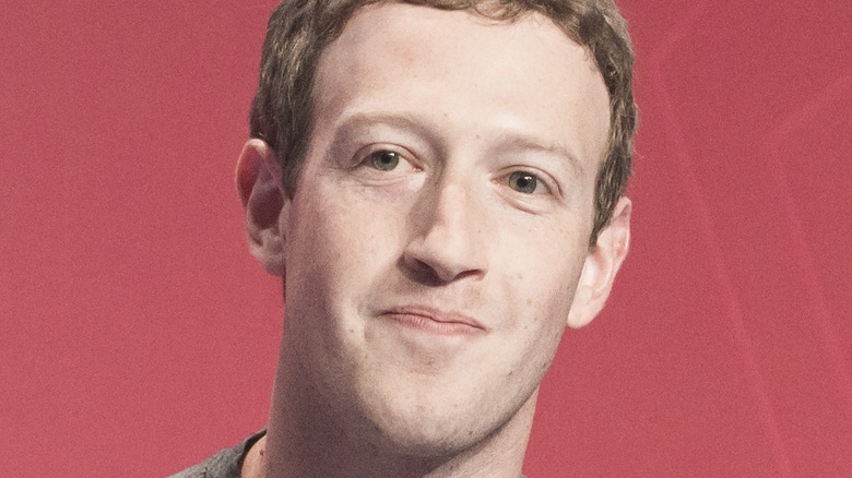 Mark Zuckerberg a l'air maladroit